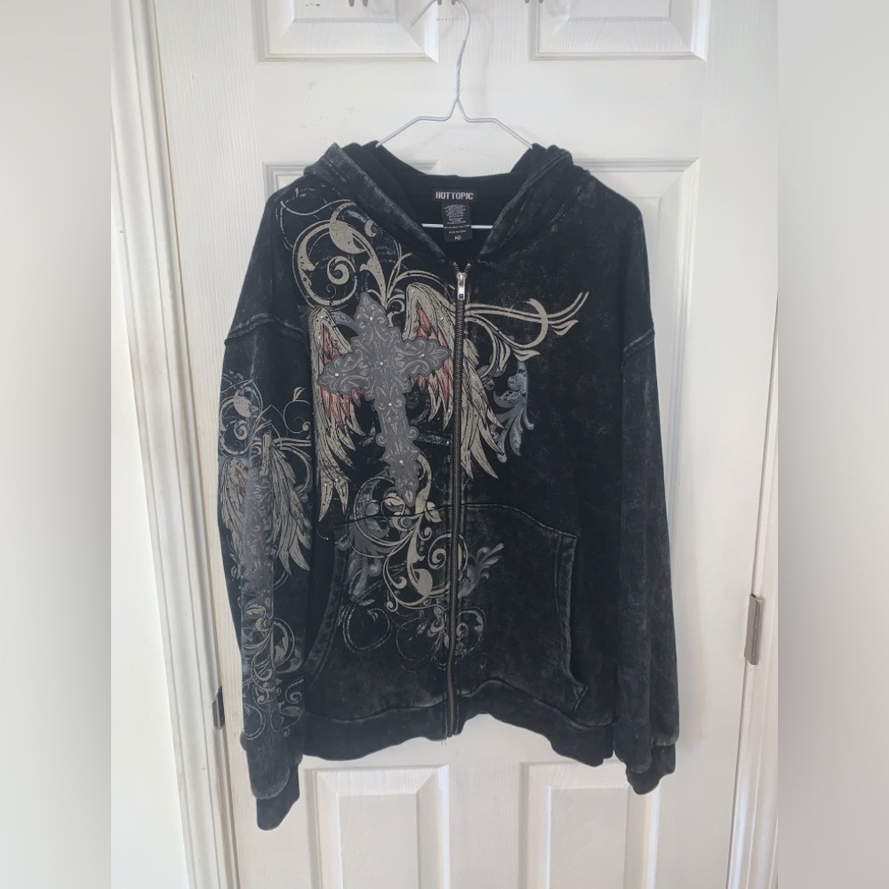 Hot Topic distressed black zip-up hoodie. #hottopic #distressed #grunge #cross